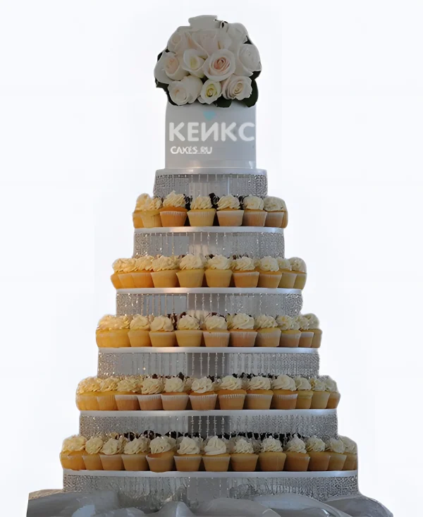 Свадебный торт с большим букетом роз и капкейками Фото