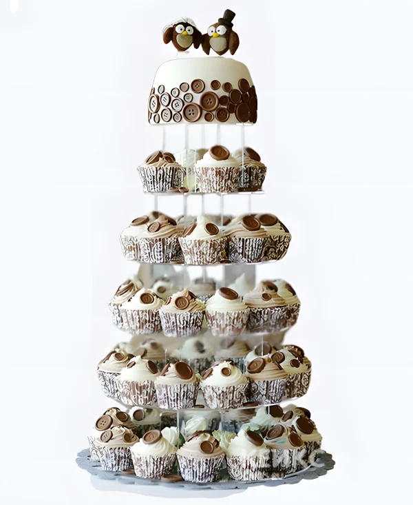 Свадебный торт с капкейками и фигурками сов Фото