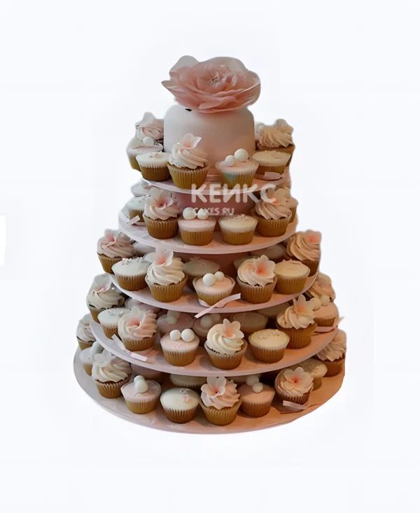 Свадебный торт с капкейками и шикарной розой из мастики Фото