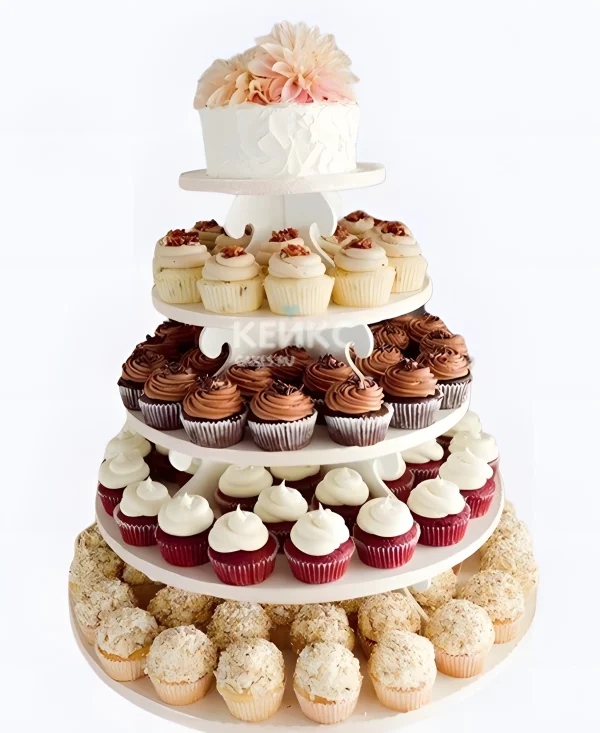 Свадебный торт с капкейками с клубничным тирамису внутри Фото