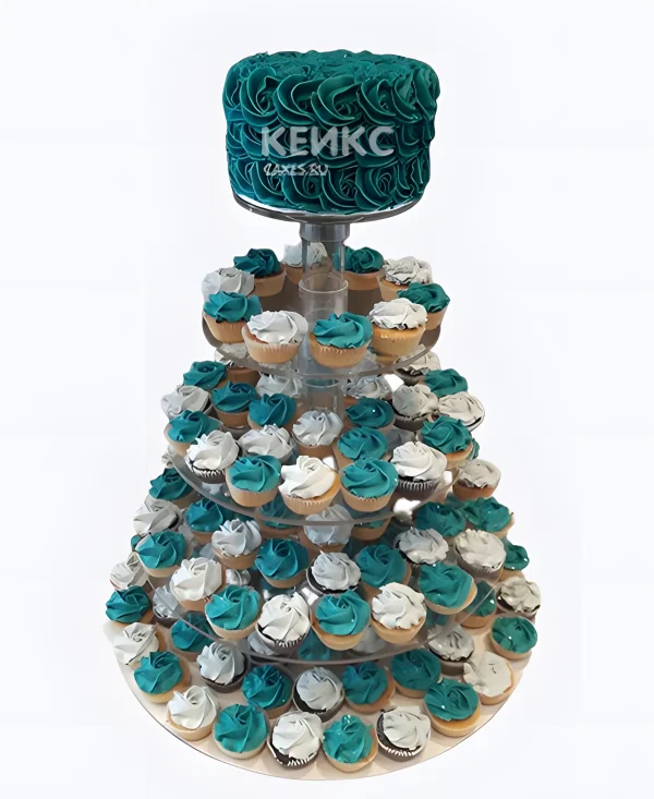 Свадебный торт с рюшами и капкейками Фото