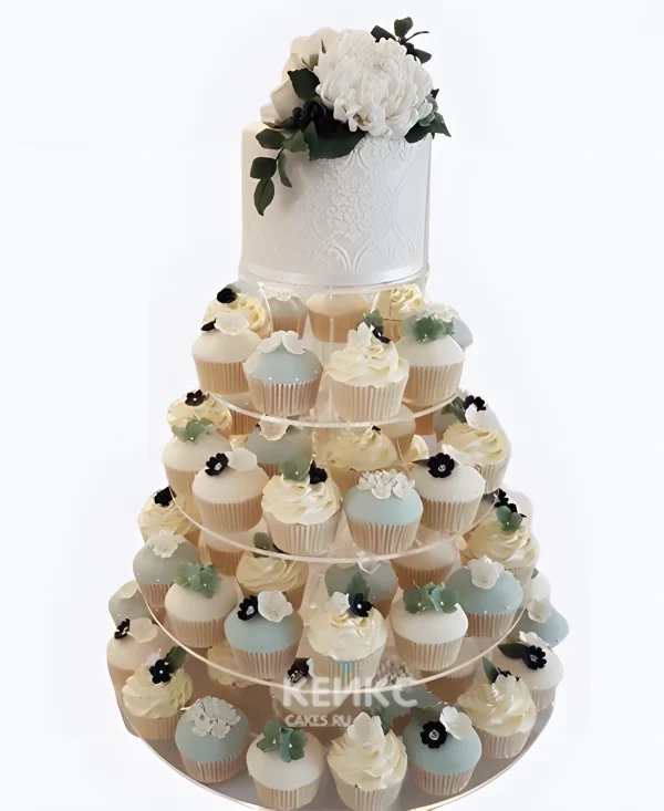 Свадебный торт в стиле рустик с цветами и капкейками Фото