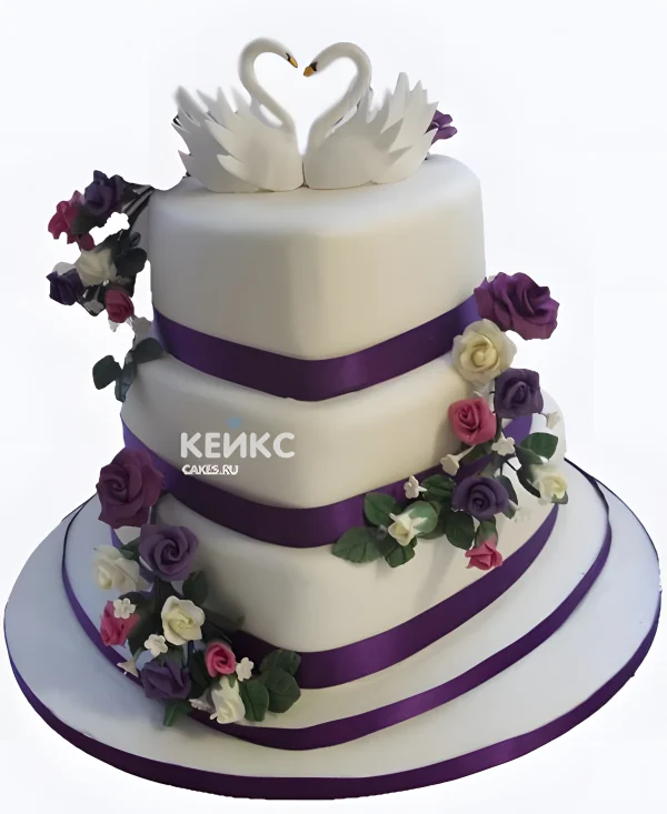 Свадебный торт в виде сердца с розами и фигуркой лебедей Фото