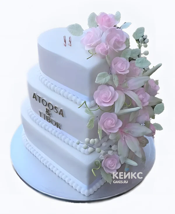 Свадебный торт в виде сердца с розами из мастики и надписью Фото