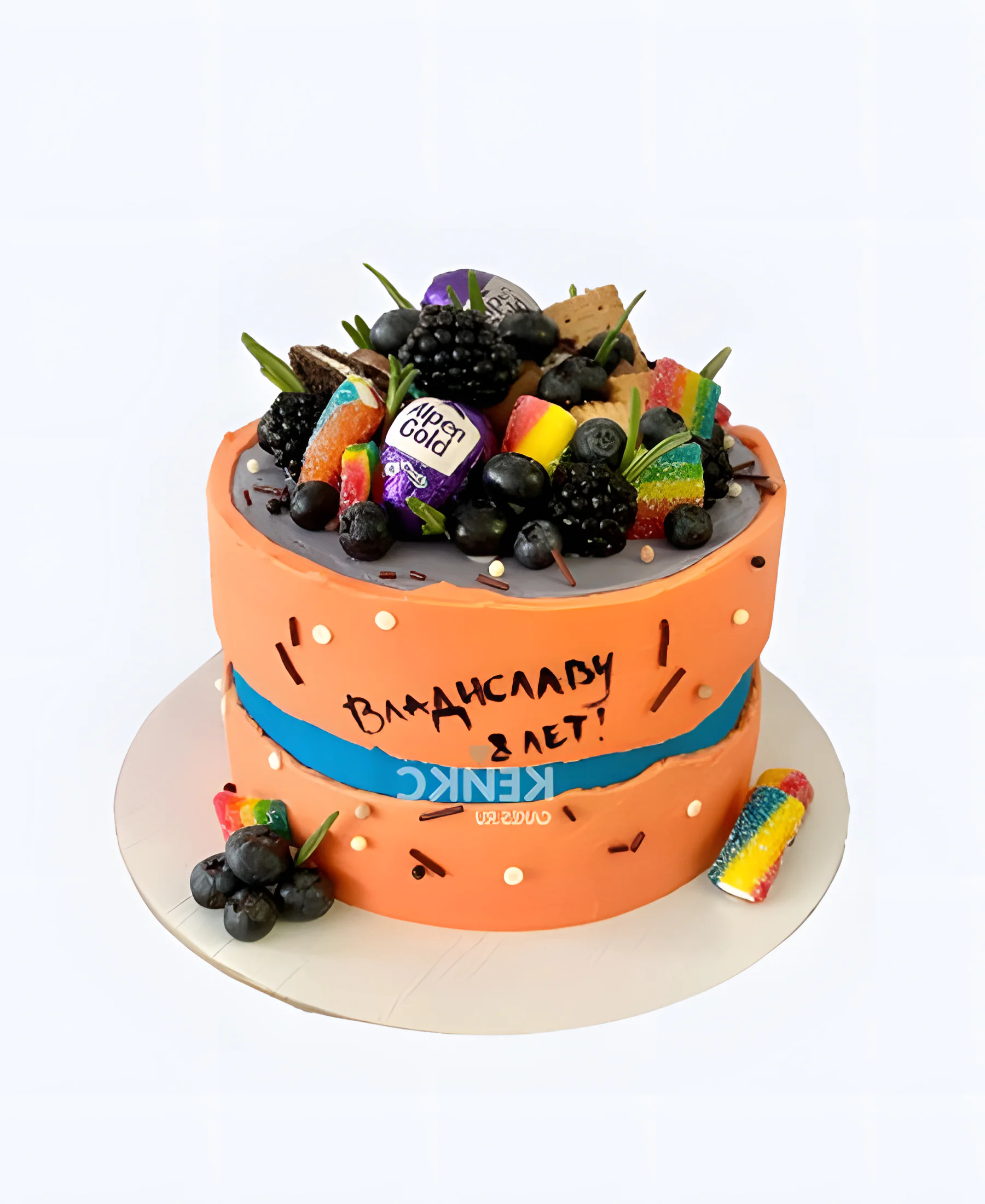 Торт мальчику на 8 лет с ягодами и сладостями Фото