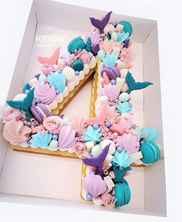 Торт на 4 года в виде цифры с макарунс и фигурками Фото