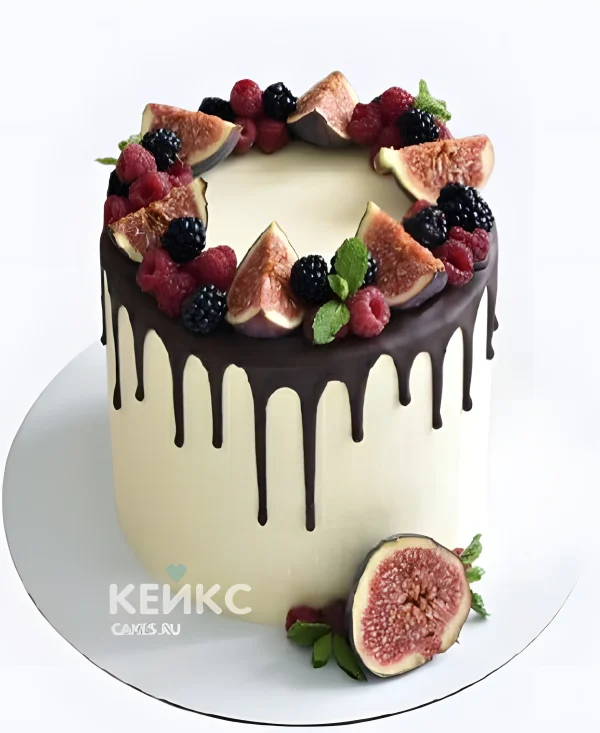 Торт с ягодным ассорти и инжиром Фото
