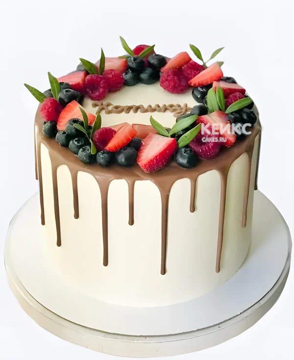 Торт на 8 марта с ягодным ассорти и надписью Фото