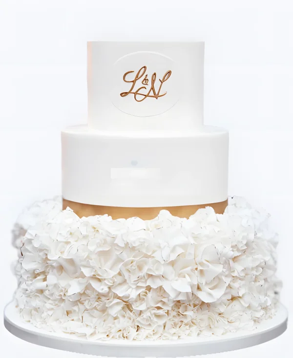 Торт на льняную свадьбу с рюшами и инициалами Фото