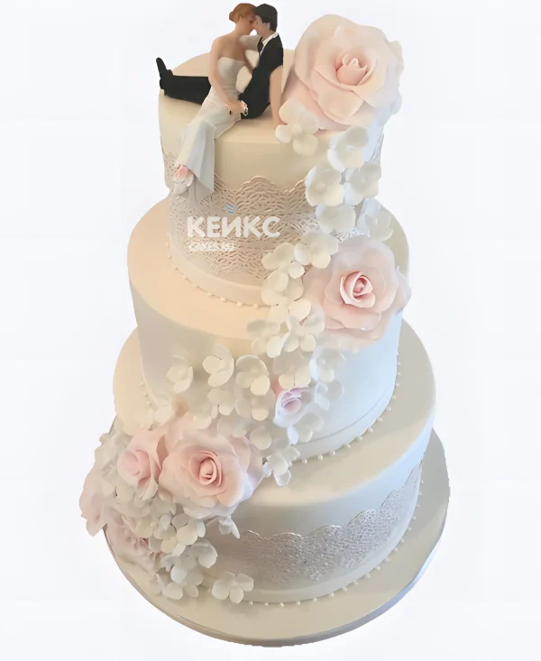 Торт на льняную свадьбу с цветами из мастики и фигурками Фото