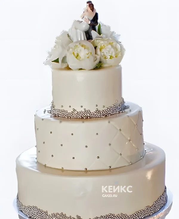 Трехъярусный торт на льняную свадьбу с розами и фигурками Фото