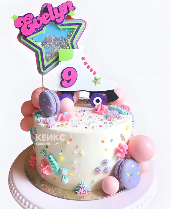 Воздушный торт на 9 лет с шариками и макарунс Фото