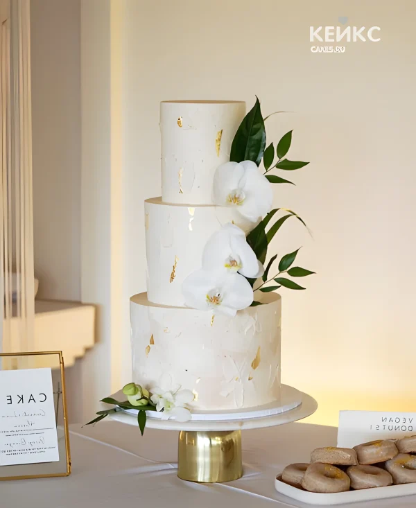 Высокий эстетичный торт с белыми цветами Фото