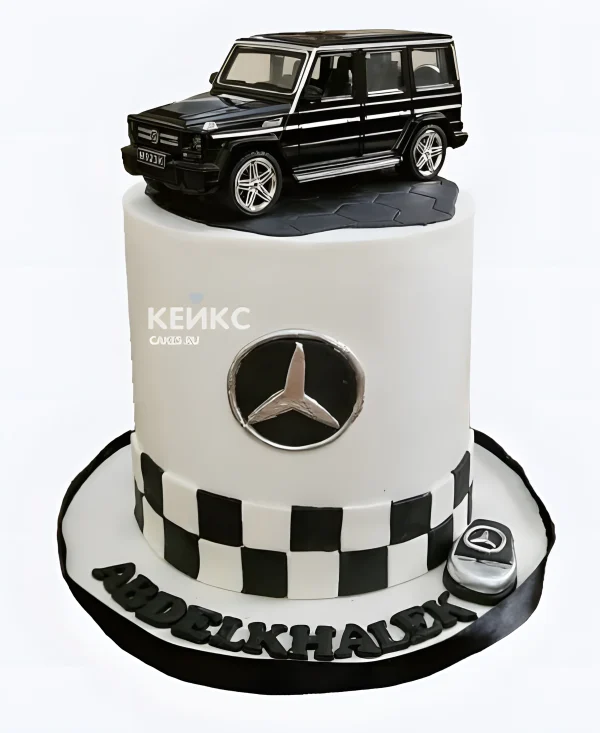 Высокий торт с машиной Гелик Фото