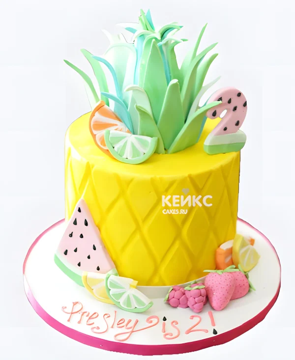 Жёлтый летний торт в виде ананаса с фруктами Фото