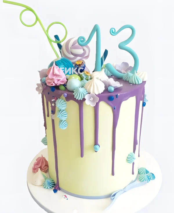 Желтый торт на 13 лет с подтеками и сладостями Фото