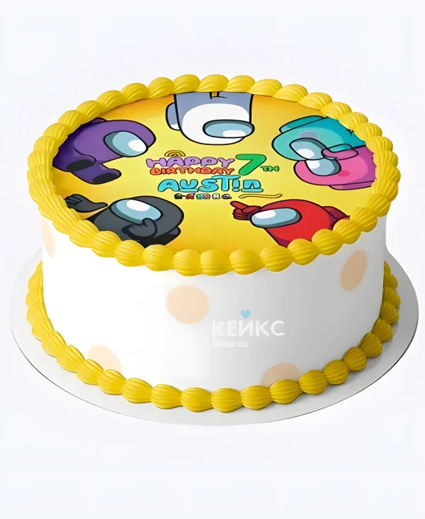 Яркий жёлто-белый торт на семь лет с членами экипажа Among Us Фото