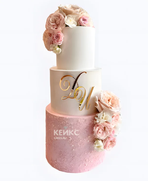 Белый свадебный торт Букеты роз и инициалы Фото