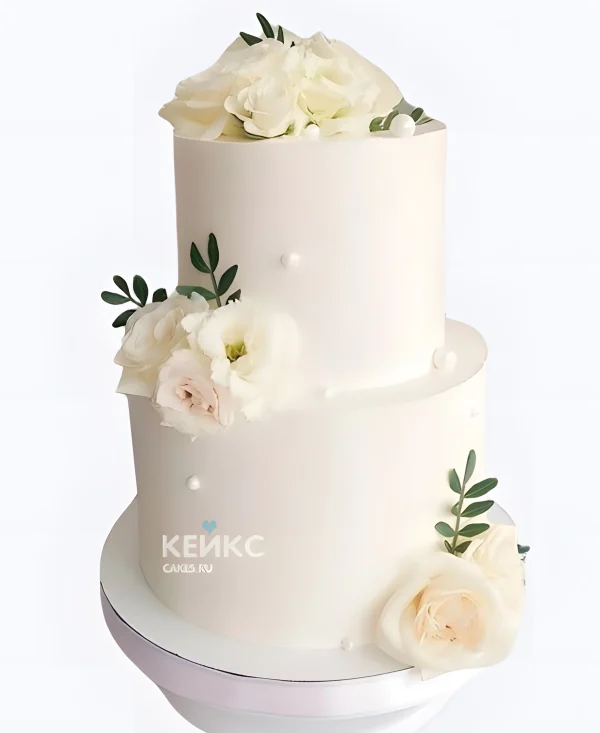 Белый свадебный торт с белыми розами и жемчугом Фото