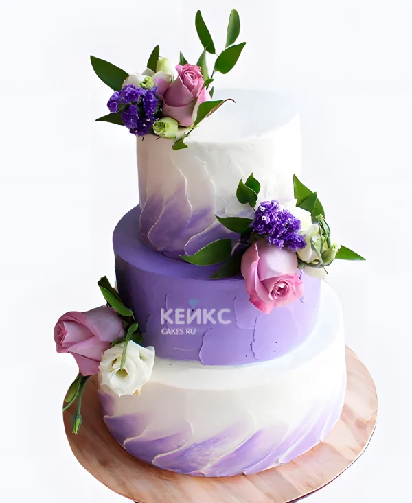 Белый свадебный торт с фиолетовыми мазками и розами Фото
