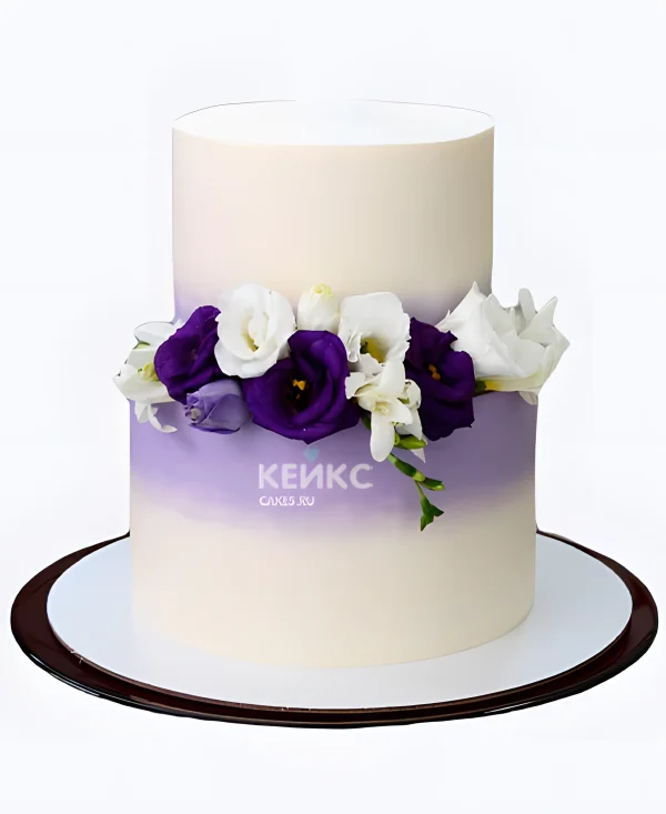 Белый свадебный торт с фиолетовыми цветами Фото