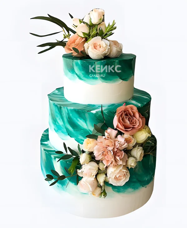 Белый свадебный торт с изумрудными мазками и розами Фото