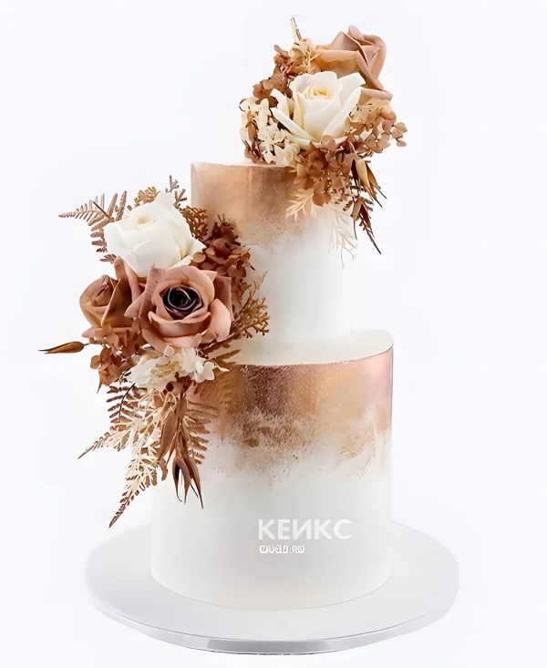 Белый свадебный торт с коричневыми розами Фото