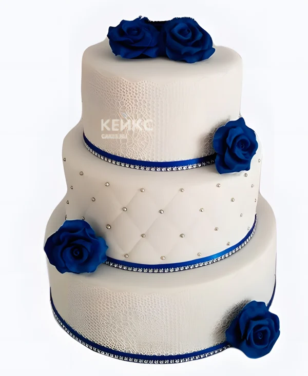 Белый свадебный торт с синими розами и узорами Фото