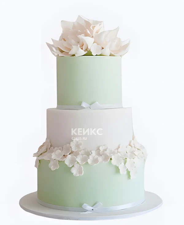Белый свадебный торт с цветами и нежно-салатовыми ярусами Фото