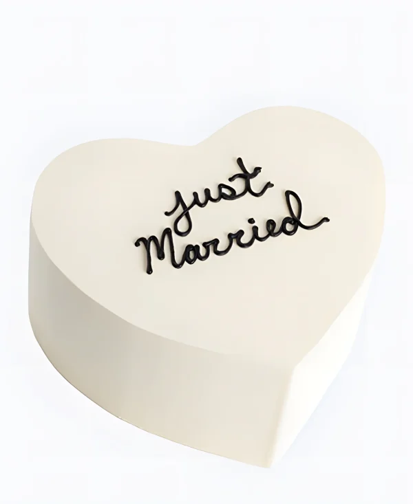 Белый торт на сватовство в виде сердца Фото