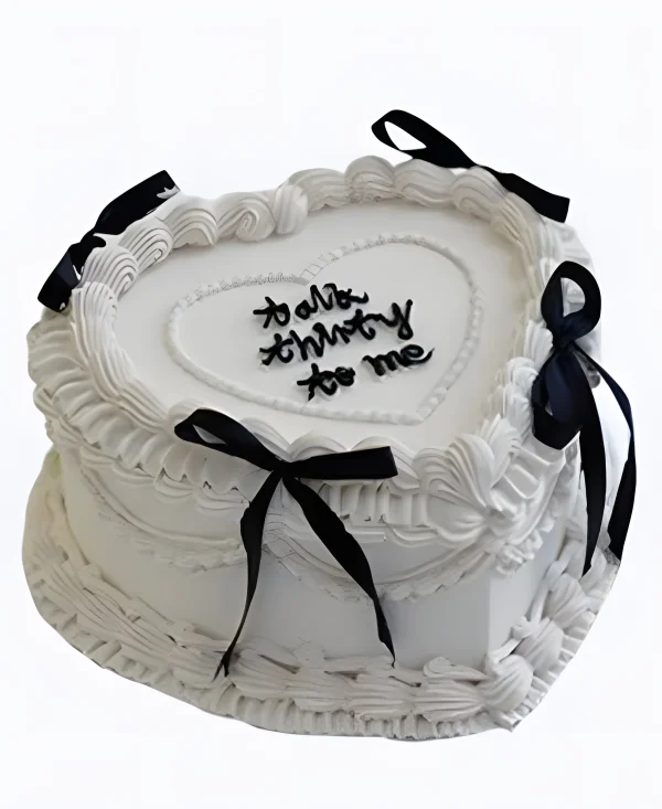 Белый торт с черными бантиками на сватовство Фото