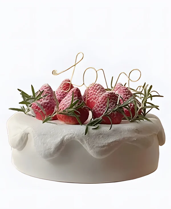 Белый торт с клубникой на сватовство Фото