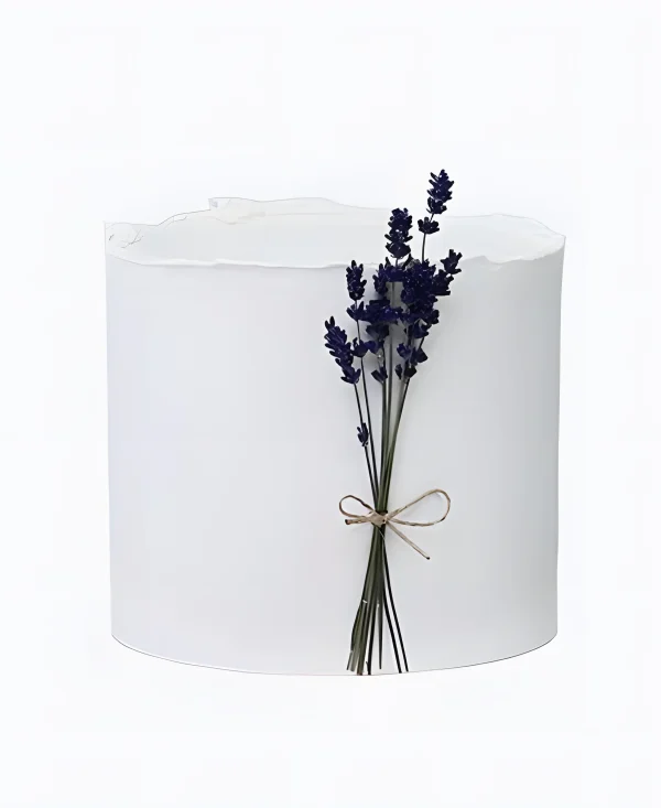 Белый торт с лавандой Фото