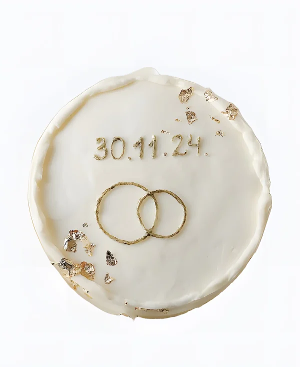 Белый торт с золотой фольгой Фото