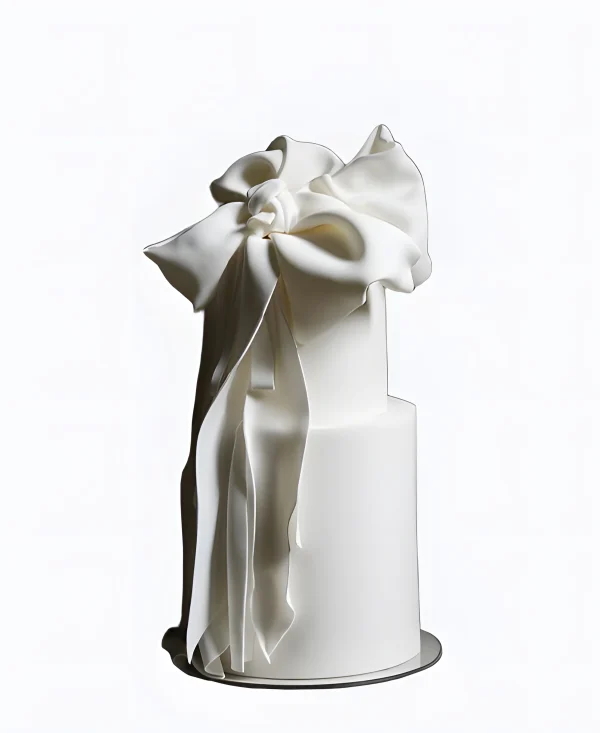 Белый трендовый торт с большим бантом на свадьбу Фото