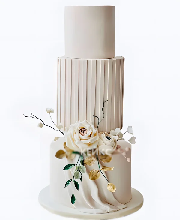 Бежевый свадебный торт Башня с розами Фото