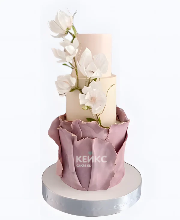 Бежевый свадебный торт Белые цветы на ветке Фото