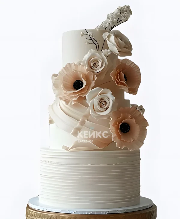 Бежевый свадебный торт рифленый с цветами Фото