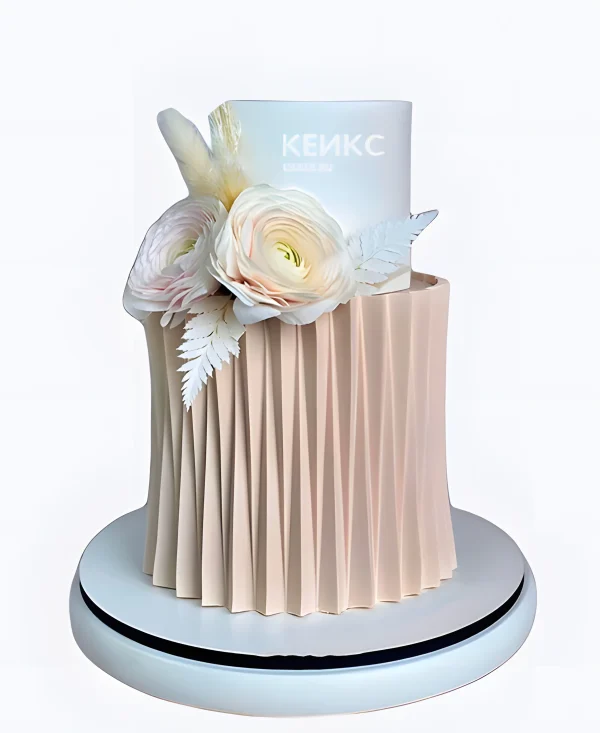 Бежевый свадебный торт с объемным геометрическим узором и цветами Фото