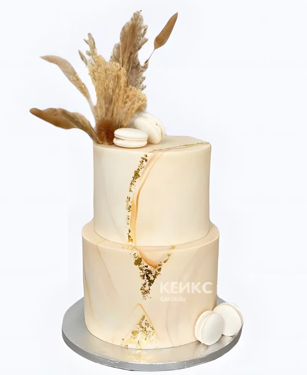 Бежевый свадебный торт с сухоцветами и макарон Фото
