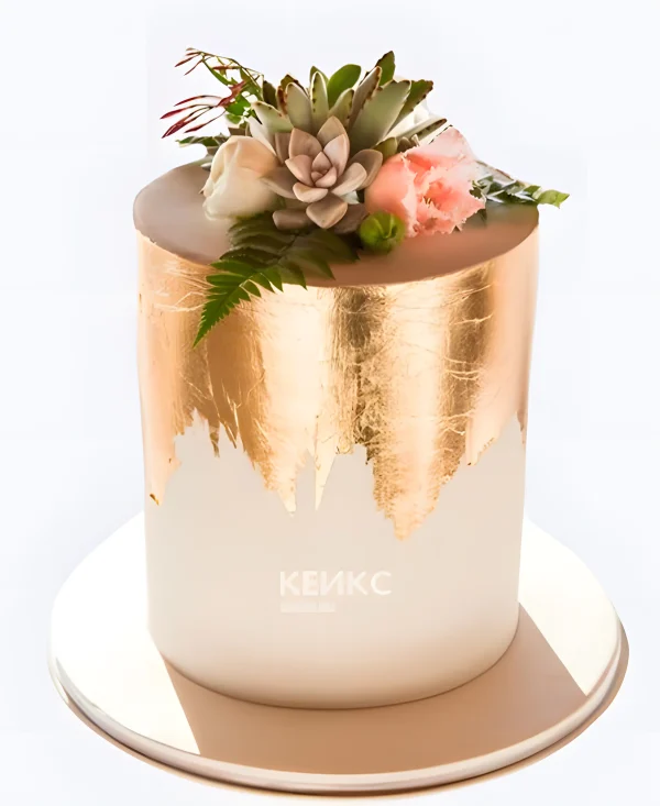 Бежевый свадебный торт с цветочной композицией на золоте Фото