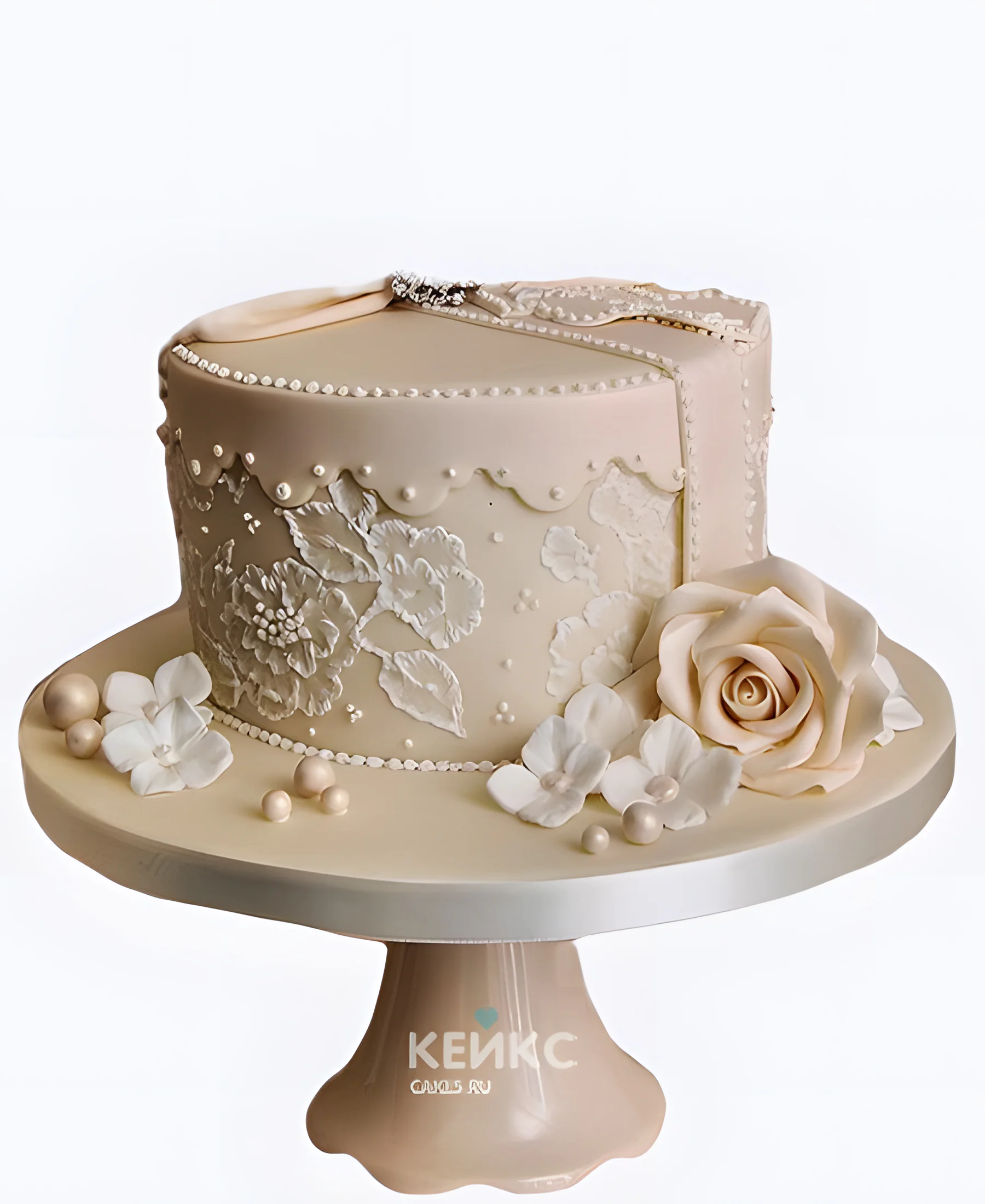 Бежевый свадебный торт с узорами цветов Фото