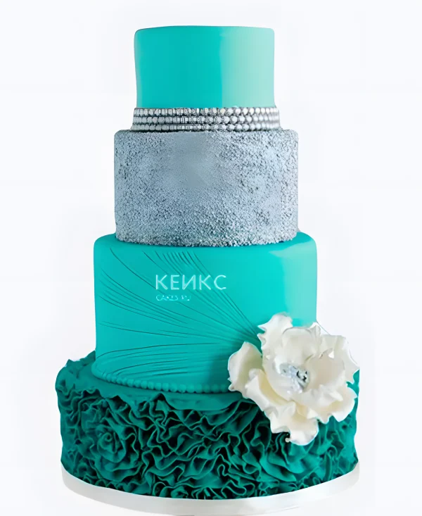 Бирюзовый свадебный торт четырехъярусный с цветком и бусами Фото