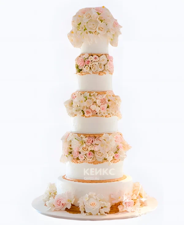 Большой свадебный торт многоярусный с розами Фото