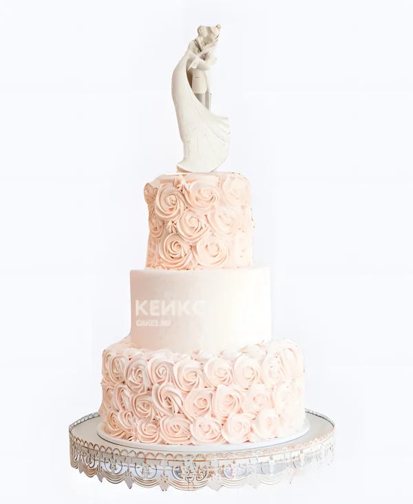 Большой красивый свадебный торт с фигурками молодоженов Фото