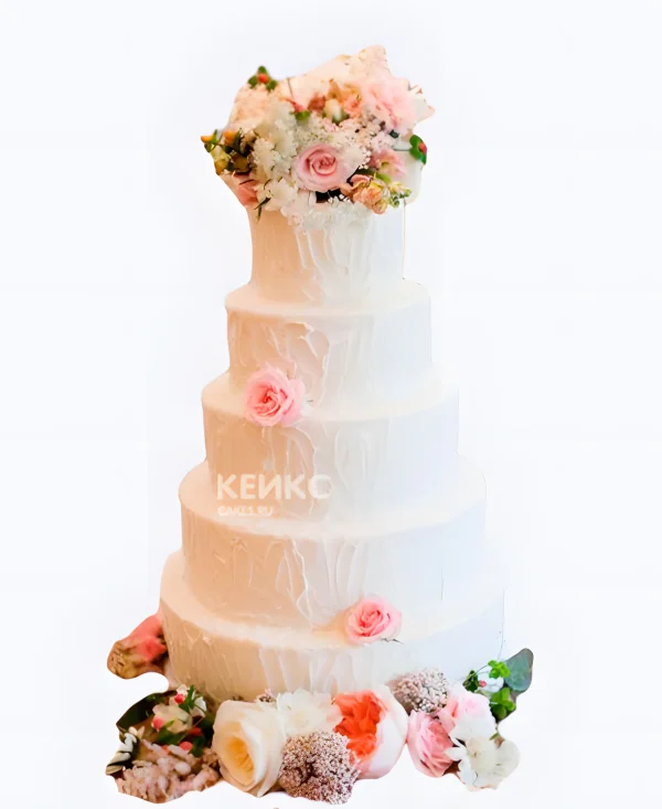 Большой свадебный торт с мазками и букетом роз Фото