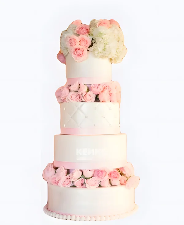 Большой свадебный торт с розовыми розами и лентами Фото