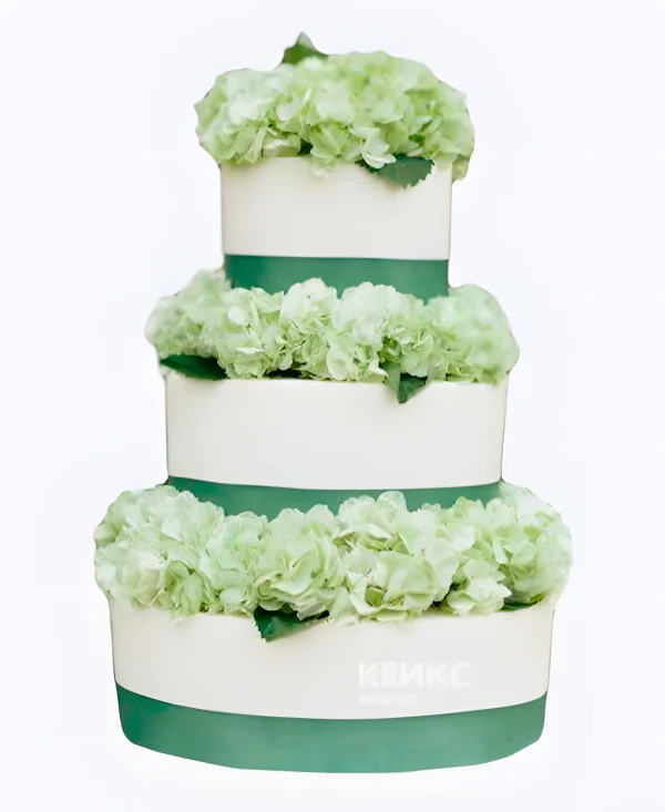 Большой свадебный торт с цветами и зелеными лентами Фото