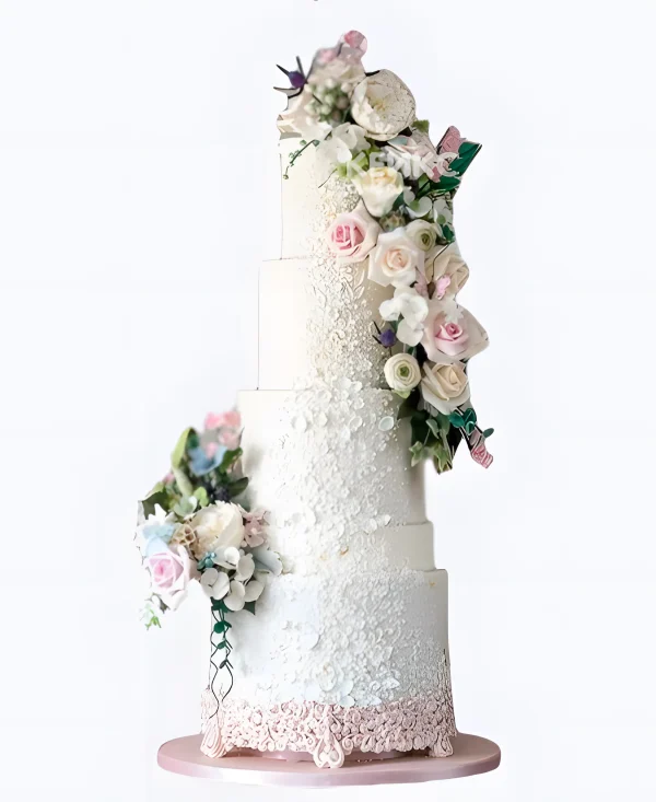 Большой свадебный торт с узорами и цветами Фото