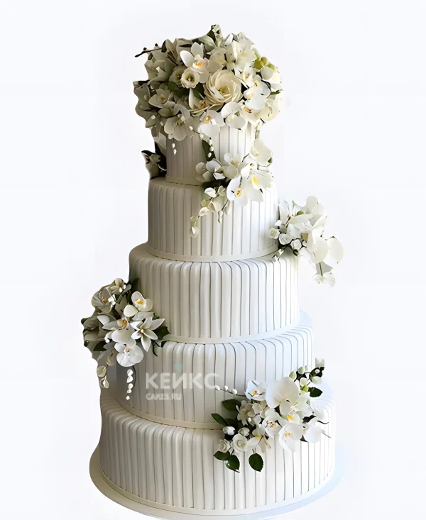 Большой свадебный торт с букетами белых цветов Фото